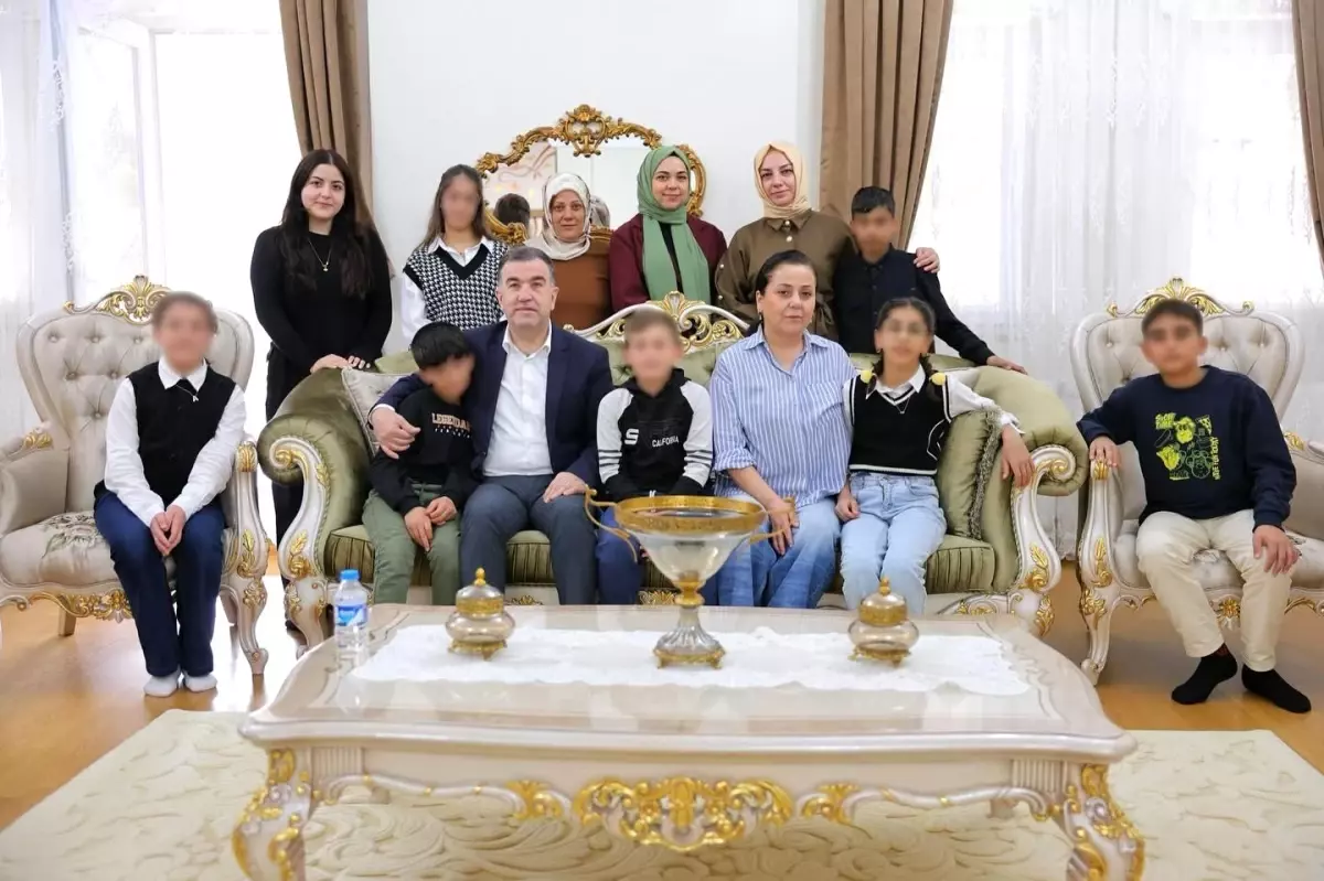 Bayburt Valisi ve Eşi, Sevgi Konutundaki Çocuklarla Kahvaltıda Bir Ortaya Geldi