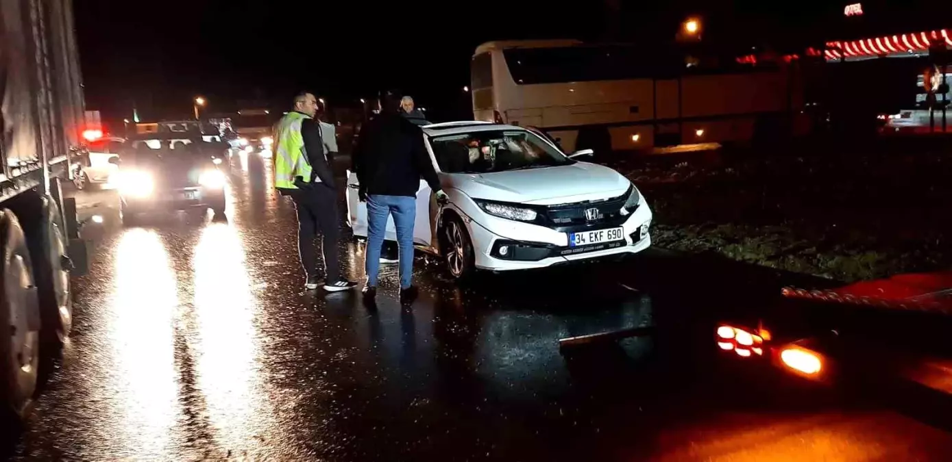 Bolu’da Dönel Kavşakta Araba ve Kamyon Çarpıştı: 3 Yaralı