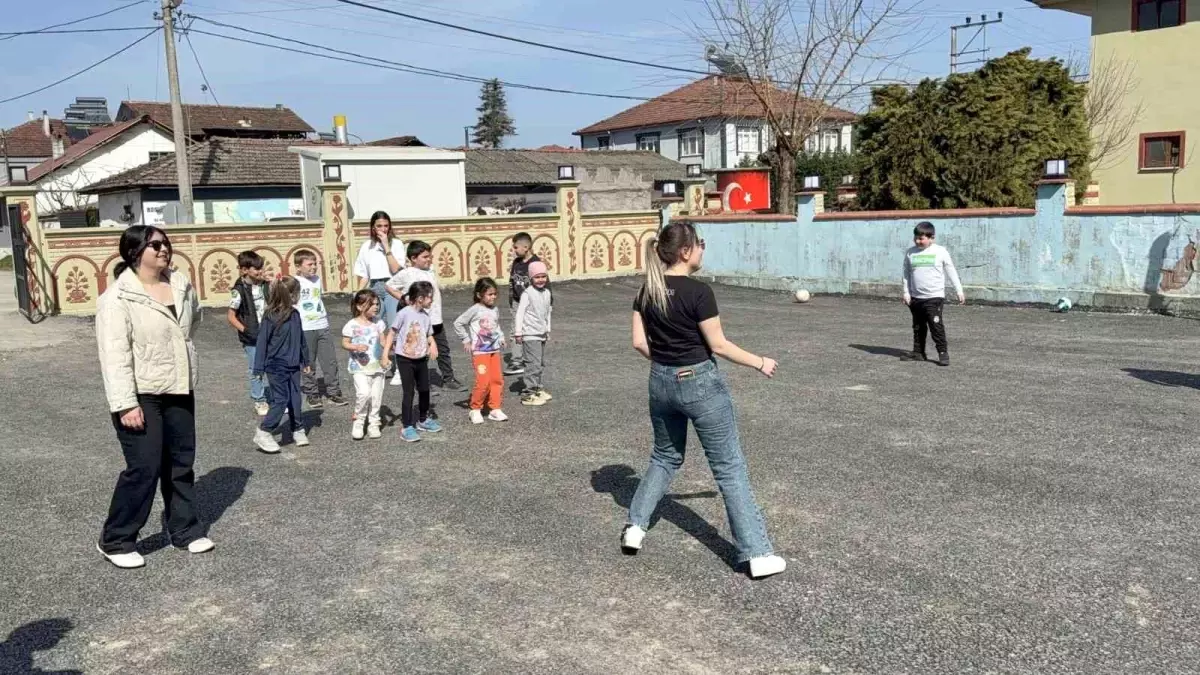 Düzce Üniversitesi Öğrencilerinden Bostanlık Köyündeki Çocuklara Dayanak
