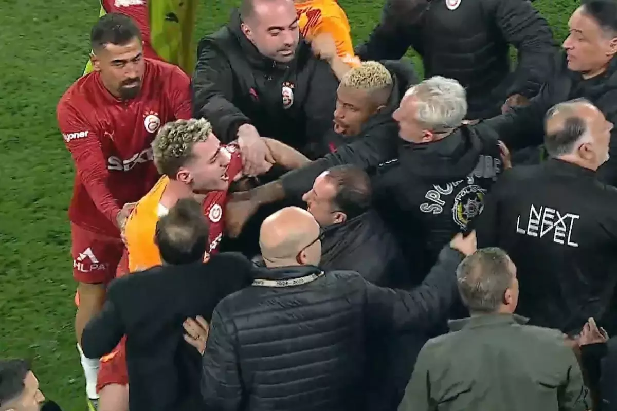 Fenerbahçe-Galatasaray uğraşında ortalık karıştı! Dev derbide 4 kırmızı kart var