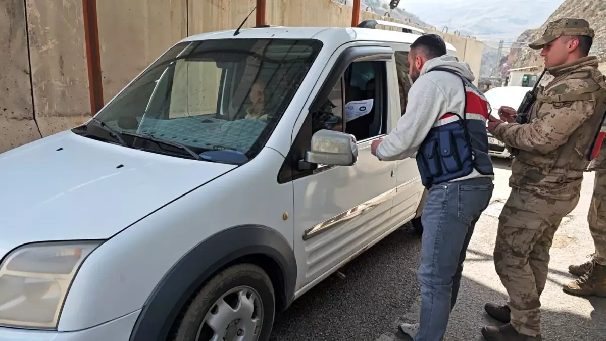 Hakkari Jandarması Bayramda Şoförlere Bilgilendirme Yaptı