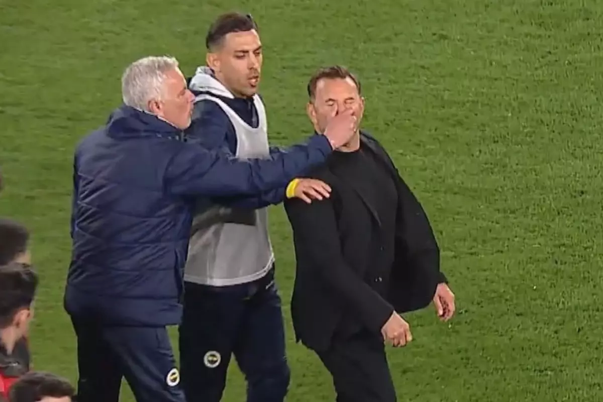 Jose Mourinho, maçtan sonra Okan Buruk’un burnunu sıktı! Okan Buruk, müdahalenin akabinde yerde kaldı