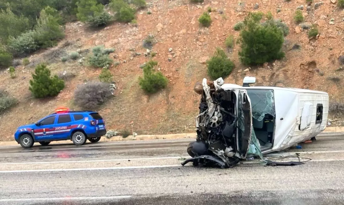 Mersin’de Servis Aracının Devrilmesi Sonucu 10 Yaralı