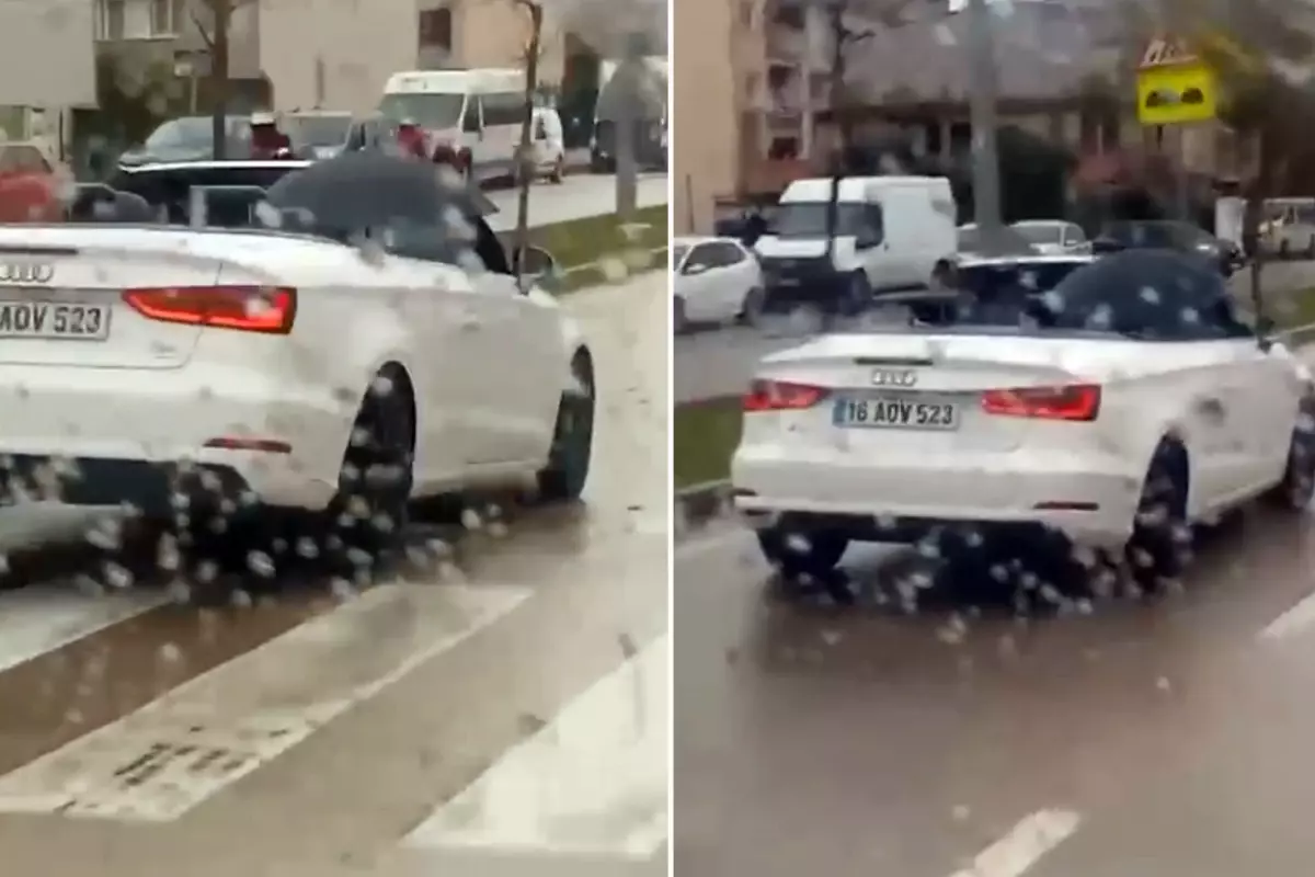 Milyonluk otomobilde ıslanmamak için şemsiye açtı