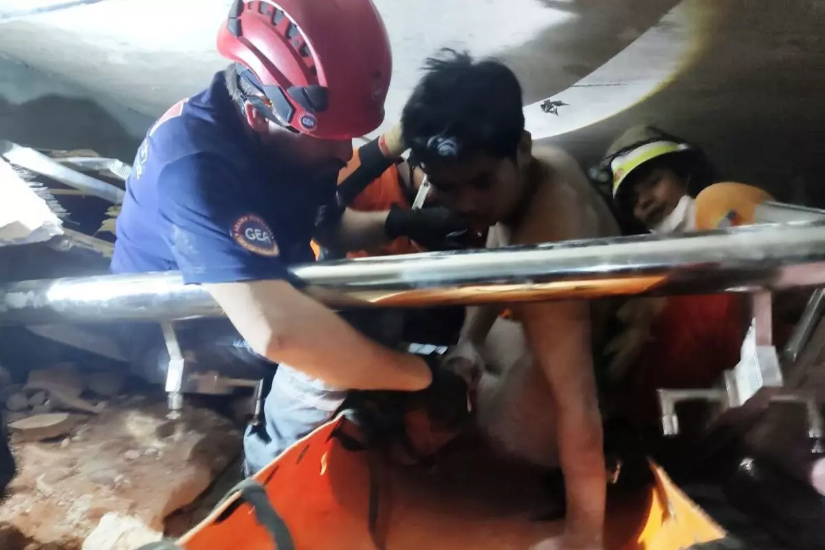 Myanmar’a yardıma giden Türk takım, 2 kişiyi enkazdan sağ çıkardı