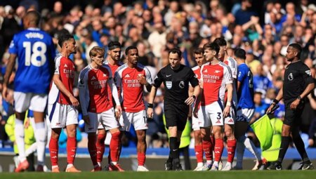 Premier Lig’de skandal! Hakem maçı erken bitirdi, sonrasında yaşananlar bomba
