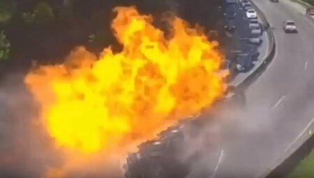 Devrilen tankerden sızan etanol onlarca aracı küle çevirdi