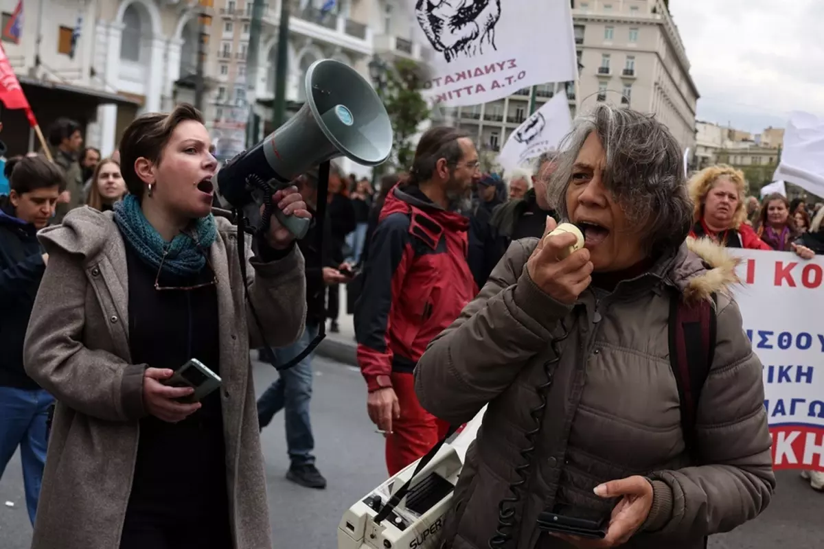 Emekçi ve memurlar 24 saatlik greve gitti, Yunanistan’da hayat durma noktasına geldi