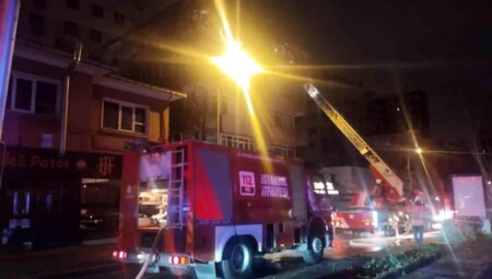 Kadıköy’de Yangın: 2 Kişi Hastaneye Kaldırıldı