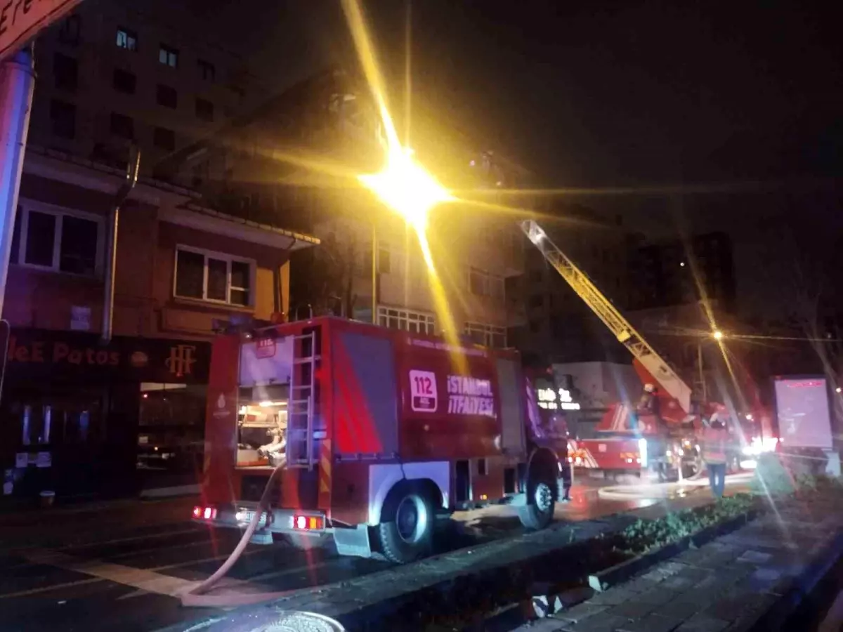 Kadıköy’de Yangın: 2 Kişi Hastaneye Kaldırıldı