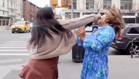 Sokak röportajı sırasında kürtaj zıddı bayana yumruklu hücum