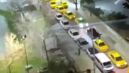 Taksiciler yurt önünde öğrencilere levyeyle saldırdı