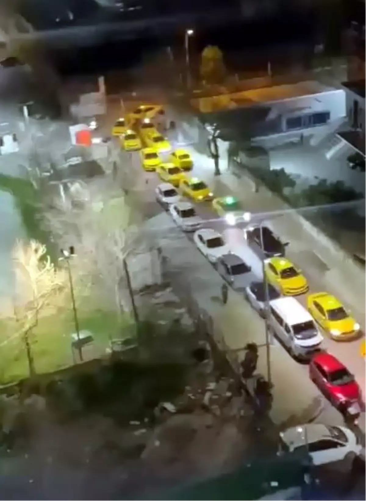 Taksiciler yurt önünde öğrencilere levyeyle saldırdı