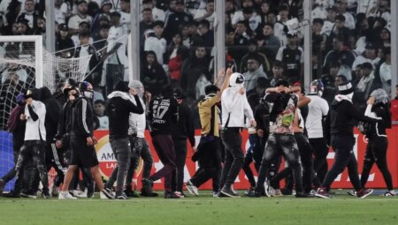 Yok bu türlü maç! Saha savaş alanına döndü, ölen taraftarlar var