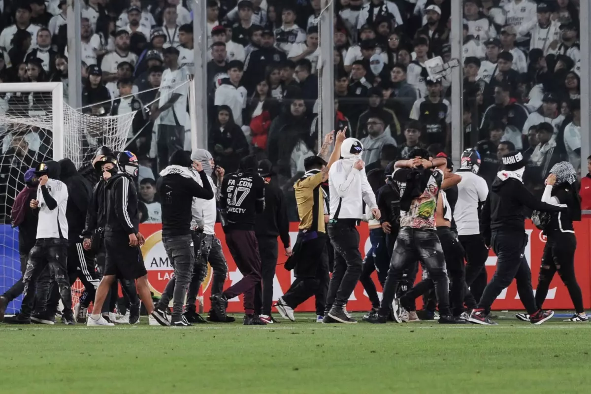 Yok bu türlü maç! Saha savaş alanına döndü, ölen taraftarlar var
