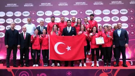 Bayan Güreşçiler Tarihi Muvaffakiyete İmza Attı