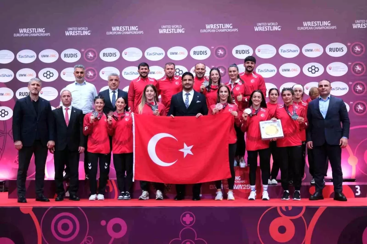 Bayan Güreşçiler Tarihi Muvaffakiyete İmza Attı