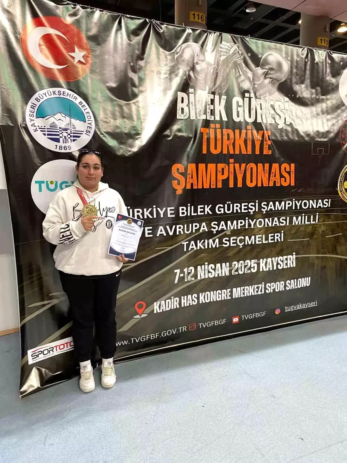Berrak Dilay Top Türkiye Bilek Güreşi Şampiyonu