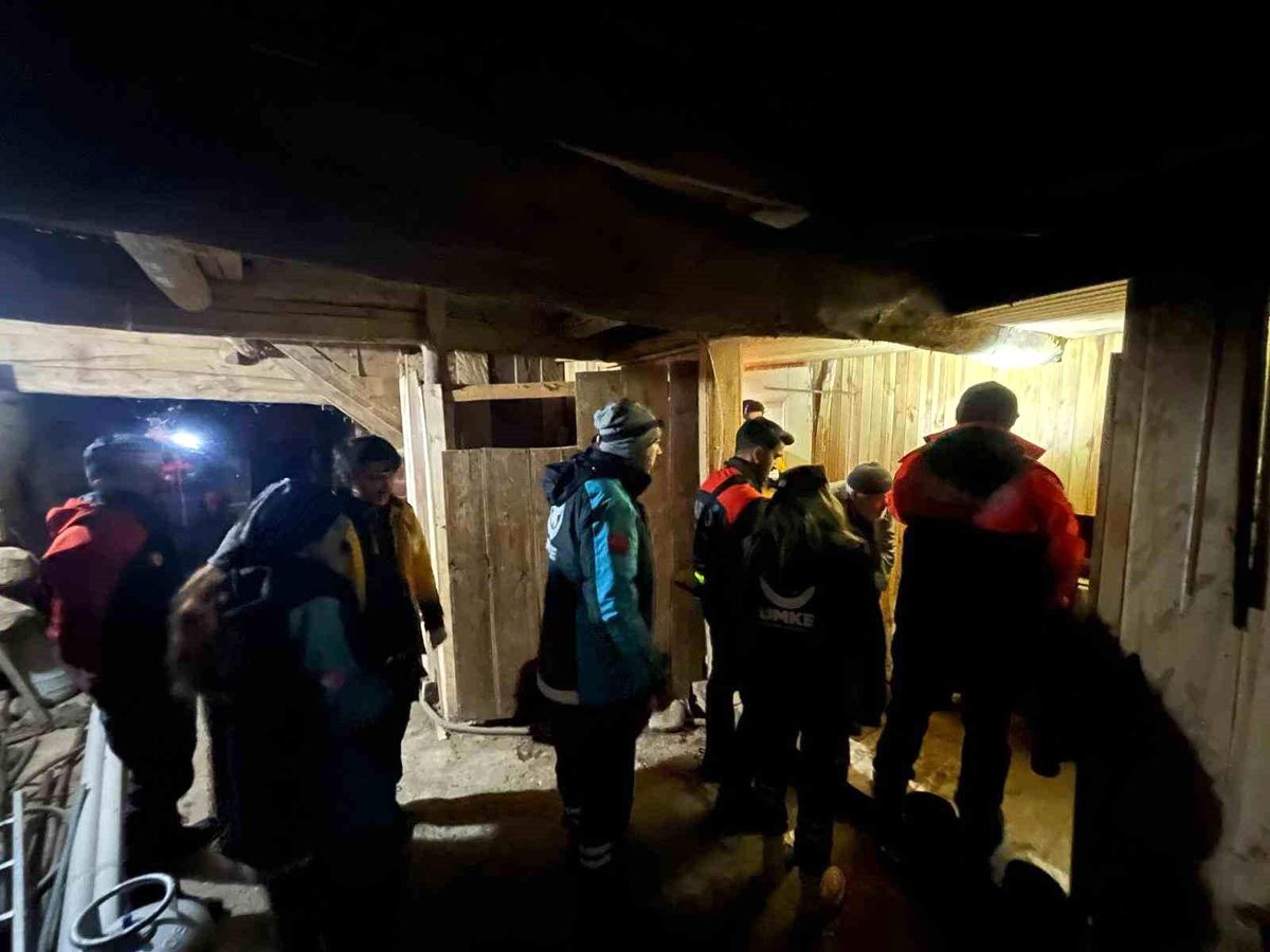 95 Yaşındaki Hasta, Ağır Kar Nedeniyle Ulaşılamayan Köyden Kurtarıldı