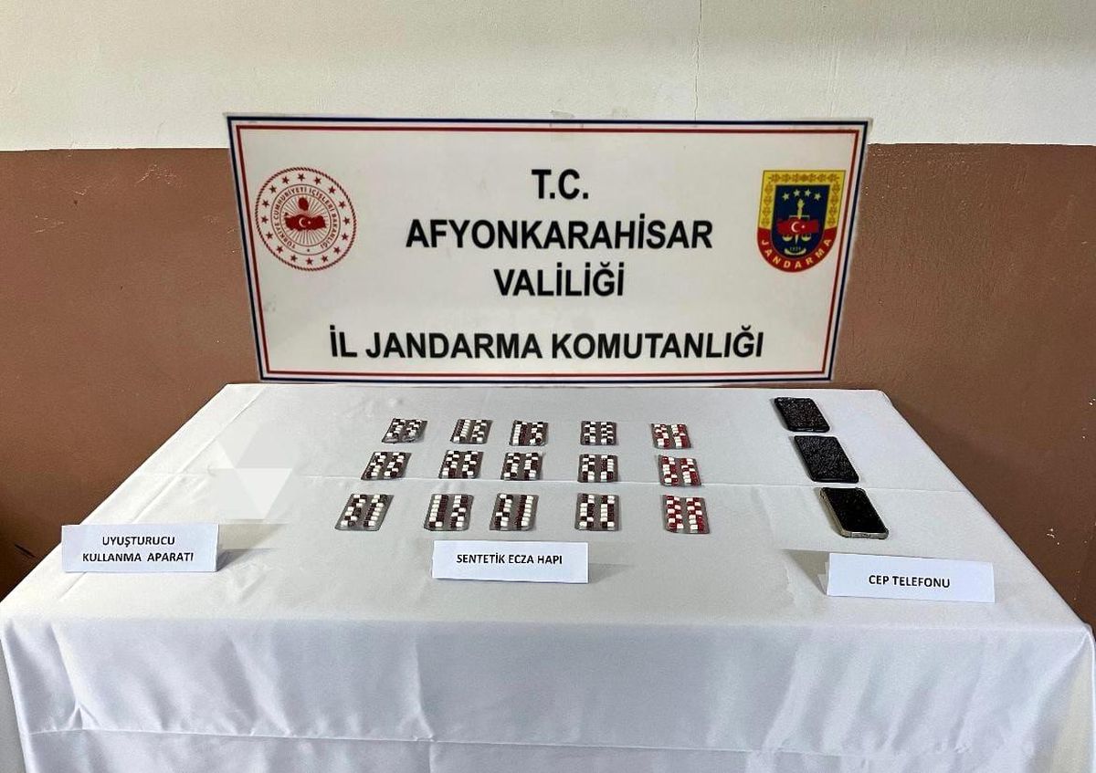 Afyonkarahisar’da Jandarmadan Uyuşturucu Operasyonu: 208 Hap Ele Geçirildi
