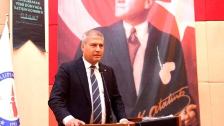 Anadolu Üniversitesi Rektörü Prof. Dr. Yusuf Adıgüzel, Bağlantı Kongresi’nde Dijital Dönüşümü Ele Aldı