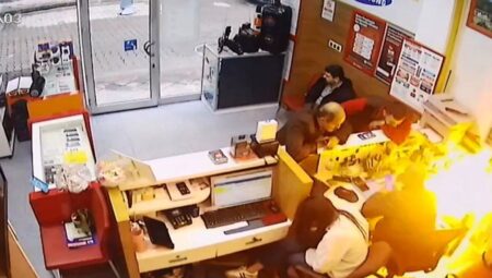 Artvin’de tamir için getirilen cep telefonu bomba üzere patladı
