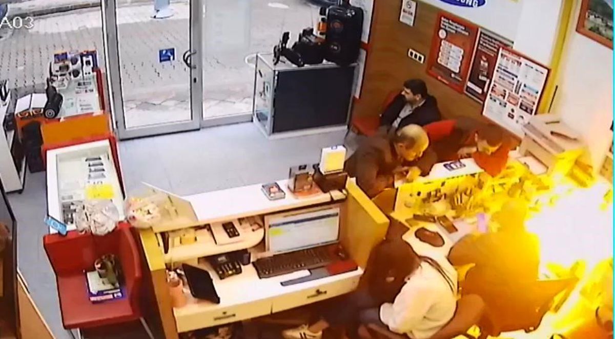Artvin’de tamir için getirilen cep telefonu bomba üzere patladı