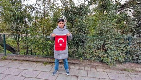 Bilecik’te Öğrenciden Türk Bayrağına Duygusal Hareket