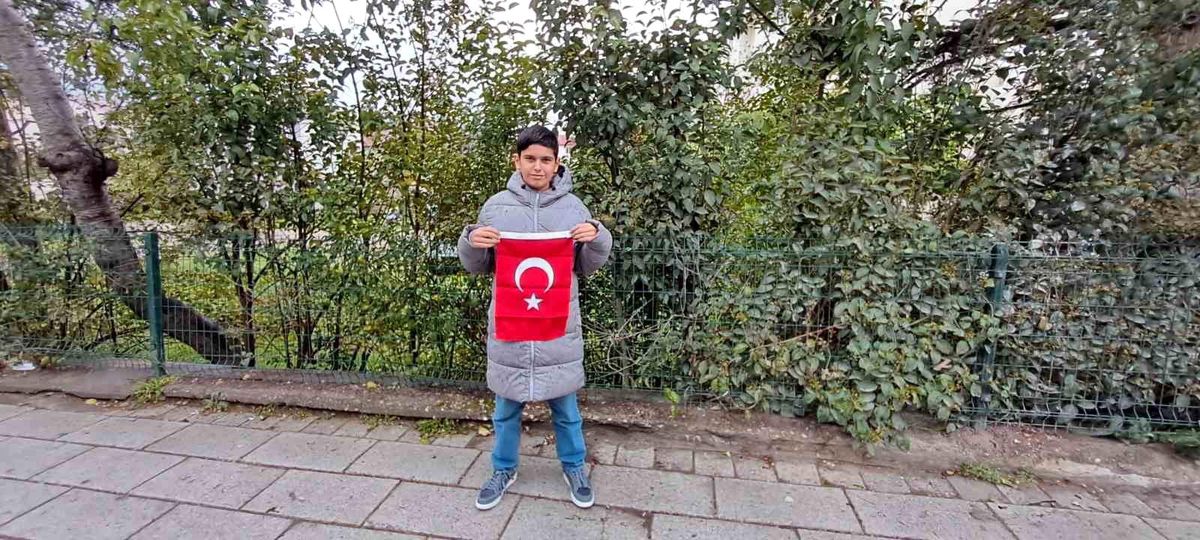 Bilecik’te Öğrenciden Türk Bayrağına Duygusal Hareket