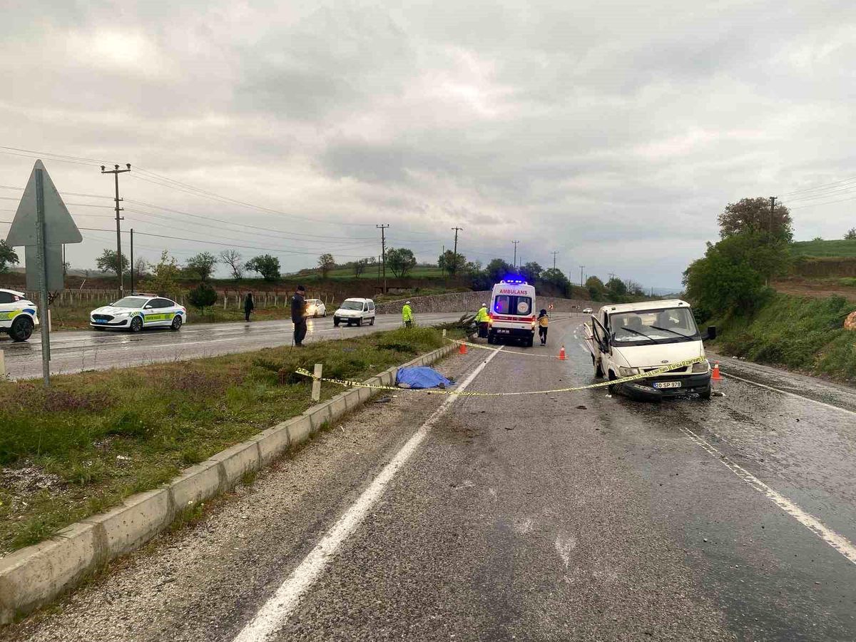 Denizli’de Kamyonet Kazası: 1 Meyyit, 2 Yaralı