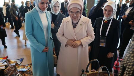 Emine Erdoğan, Suriye Cumhurbaşkanının eşi Latife El Durubi ile fuar alanını ziyaret etti