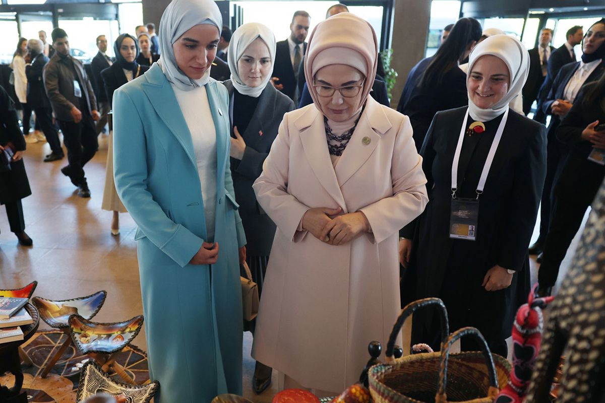 Emine Erdoğan, Suriye Cumhurbaşkanının eşi Latife El Durubi ile fuar alanını ziyaret etti