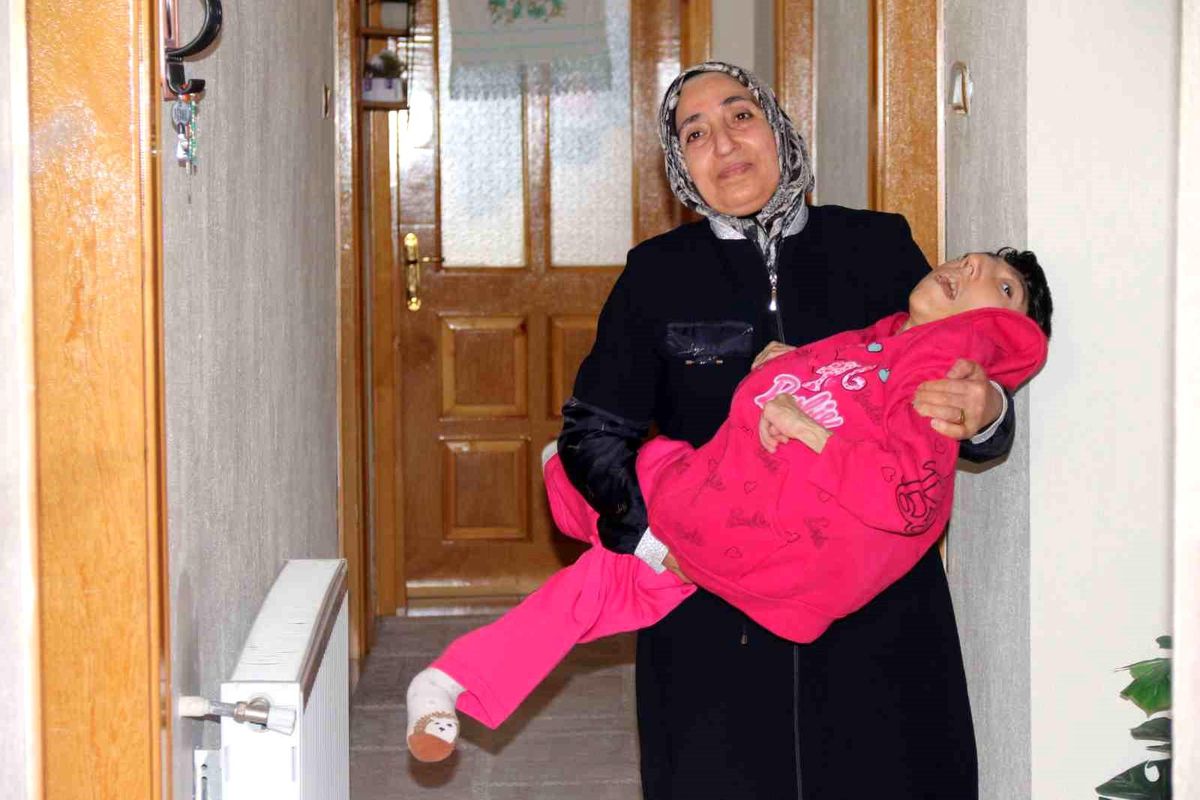 Eskişehir’de Engelli Kızına Tek Başına Bakan Baba Yaşam Mücadelesi Veriyor