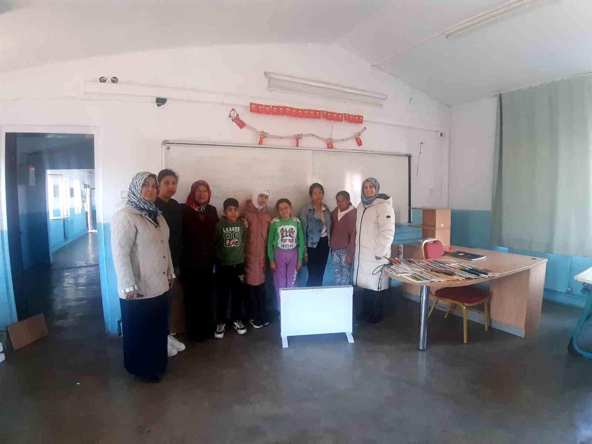 Fatih Mahallesi’nden Ilıcabaşı Ortaokulu’na Elektrikli Isıtıcı ve Kitap Bağışı