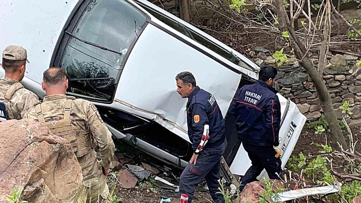 Hakkari’de Yağışlı Havada Araba Şarampole Yuvarlandı: 4 Yaralı