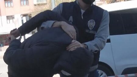 Hastalarla ilgili müstehcen yazışmalar yapan 2 asistan doktor gözaltına alındı