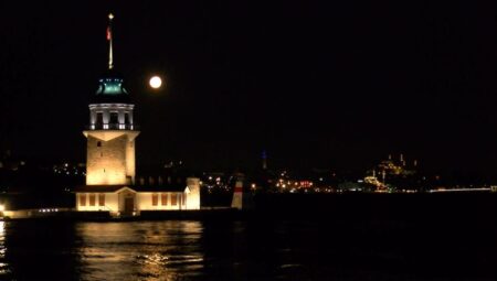 İstanbul’da baharın habercisi ‘Pembe Ay’ görsel şölen oluşturdu
