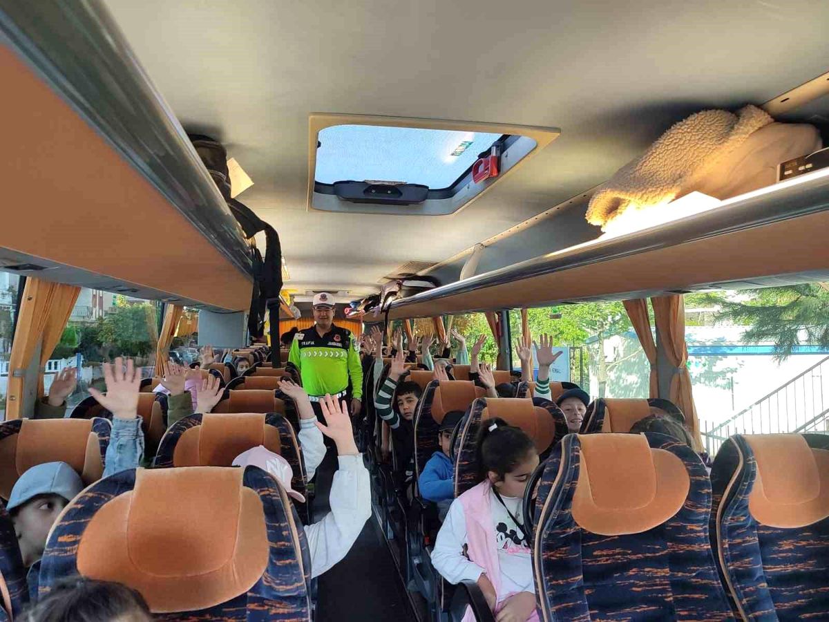 Kuşadası’nda Okul Gezisi Öncesi Servis Araçları Denetim Edildi