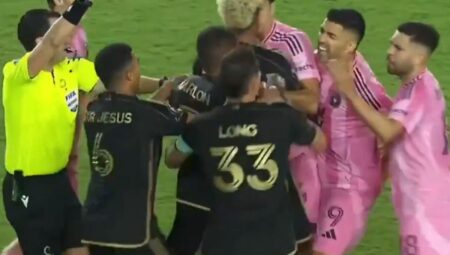Luis Suarez ekip arkadaşını ısırdı