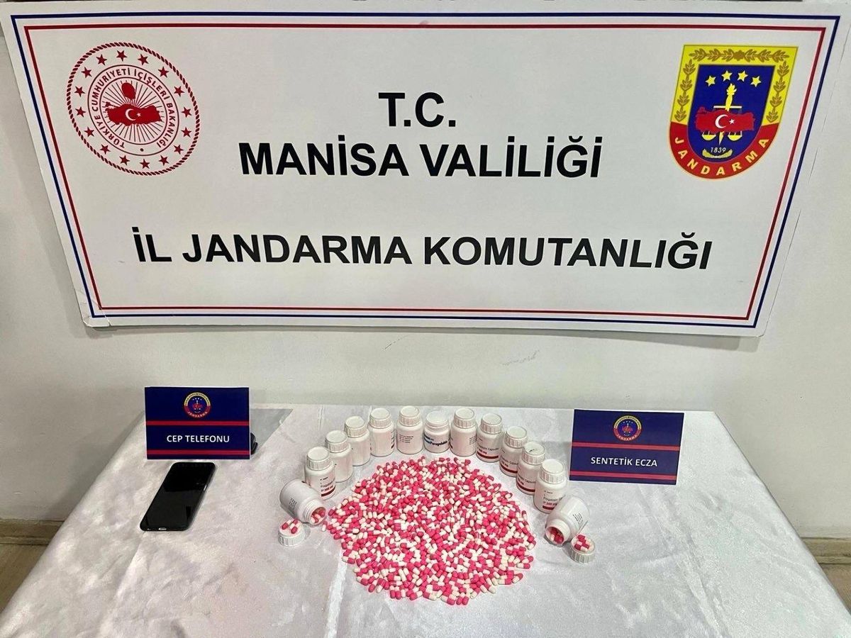 Manisa’da Jandarma Operasyonu: 1108 Sentetik Ecza Hapı Ele Geçirildi