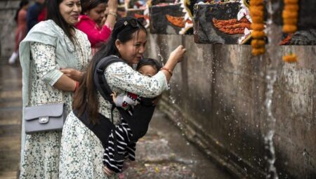 Nepal’de Baishak Asnan Şenliği Coşkusu