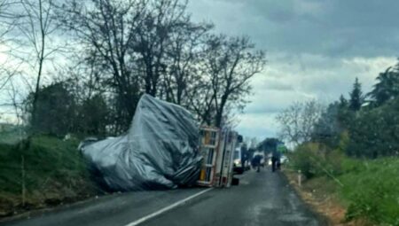 Tekirdağ’da Saman Yüklü Tır Devrildi, Şoför Yaralandı