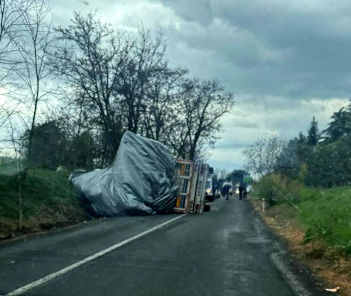 Tekirdağ’da Saman Yüklü Tır Devrildi, Şoför Yaralandı