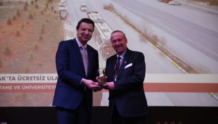 Uşak Belediye Başkanı Özkan Yalım’a Ödül Getiren Proje: Fiyatsız Elektrikli Ulaşım