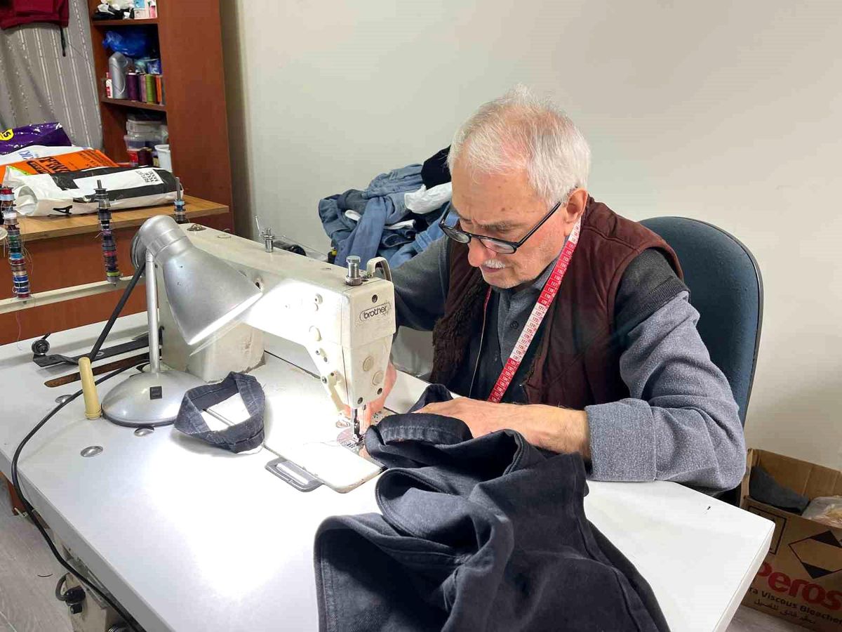 76 Yaşındaki Terzi, 63 Yıldır Mesleğini İcra Ediyor