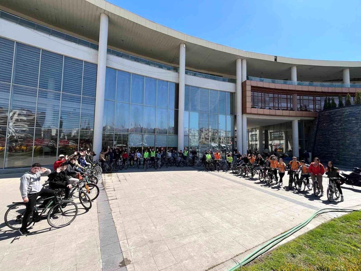 Akhisar’da Kalp Haftası Bisiklet Çeşidi Ağır İlgiyle Gerçekleşti