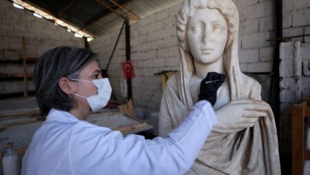 Antalya’da Tarihi Yapıtların Onarımı: ‘Giyimli Kadın’ Heykeli Standa Hazırlanıyor