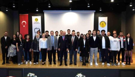 ASO Başkanı Ardıç gençlerle bir ortaya geldi