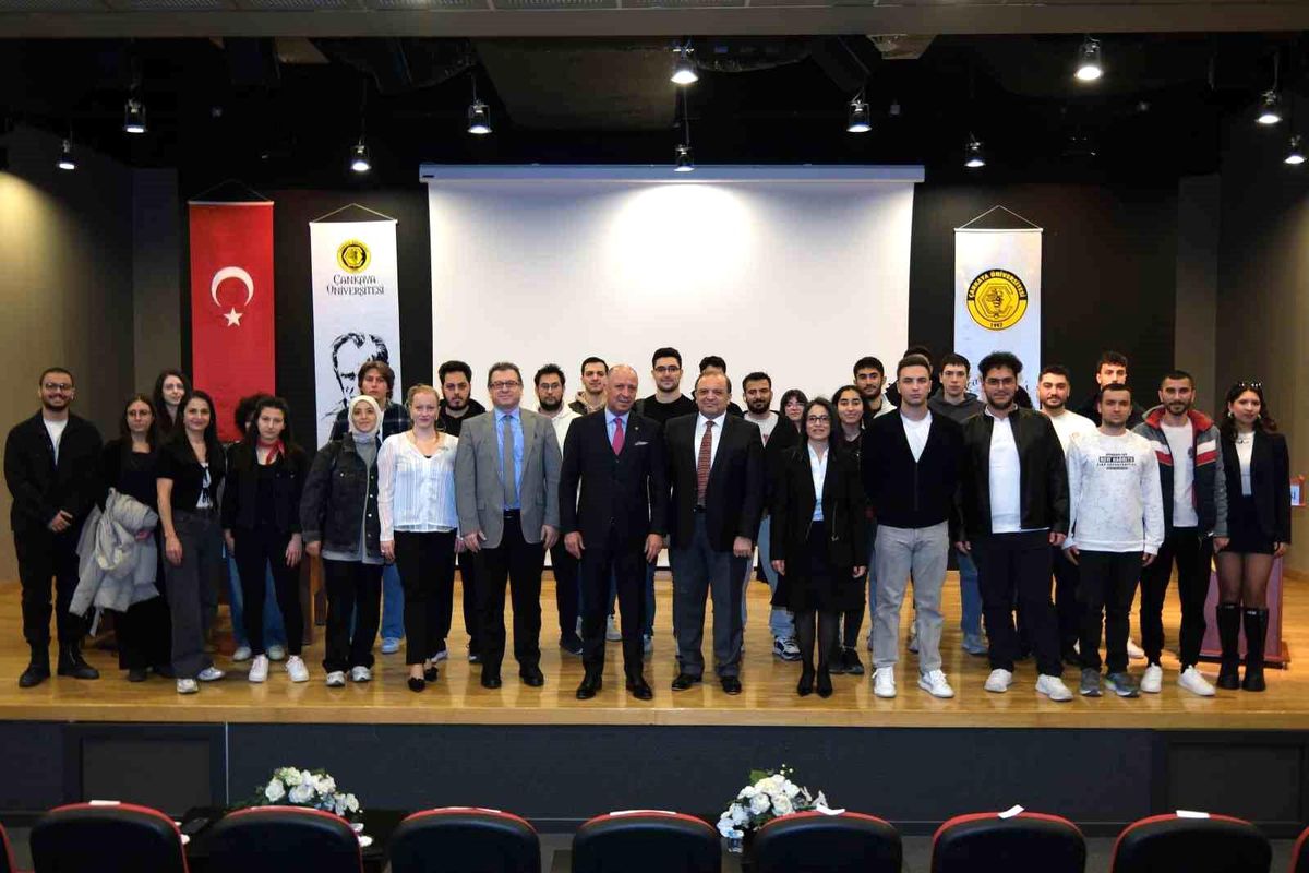 ASO Başkanı Ardıç gençlerle bir ortaya geldi