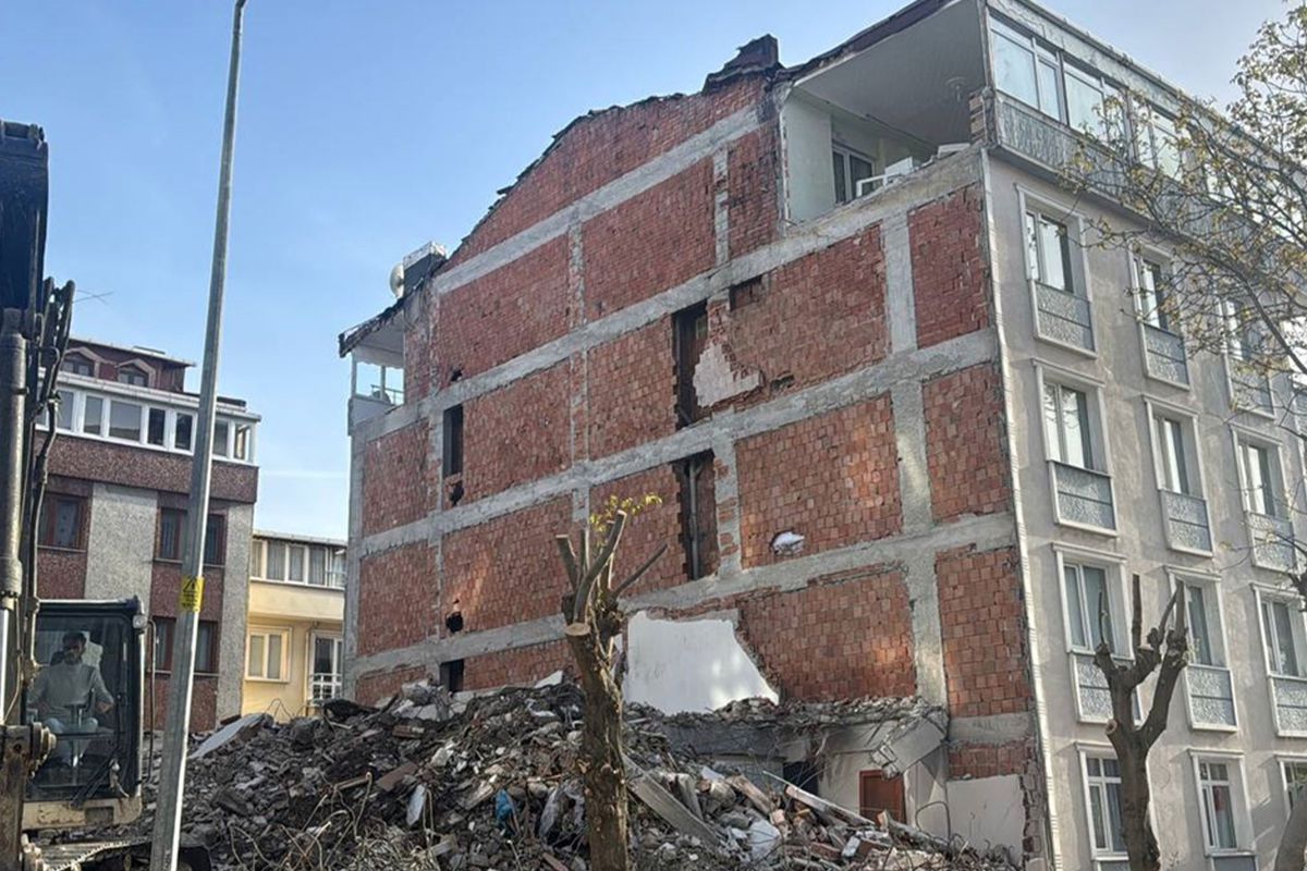 Avcılar’da ‘pes’ dedirten olay: Bina yıkıldı, iki oda açıkta kaldı